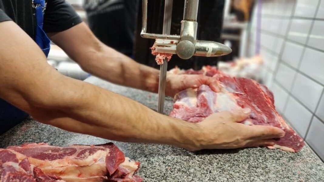 Gráfico que muestra la evolución del consumo de carne vacuna per cápita en Argentina en los últimos 20 años.