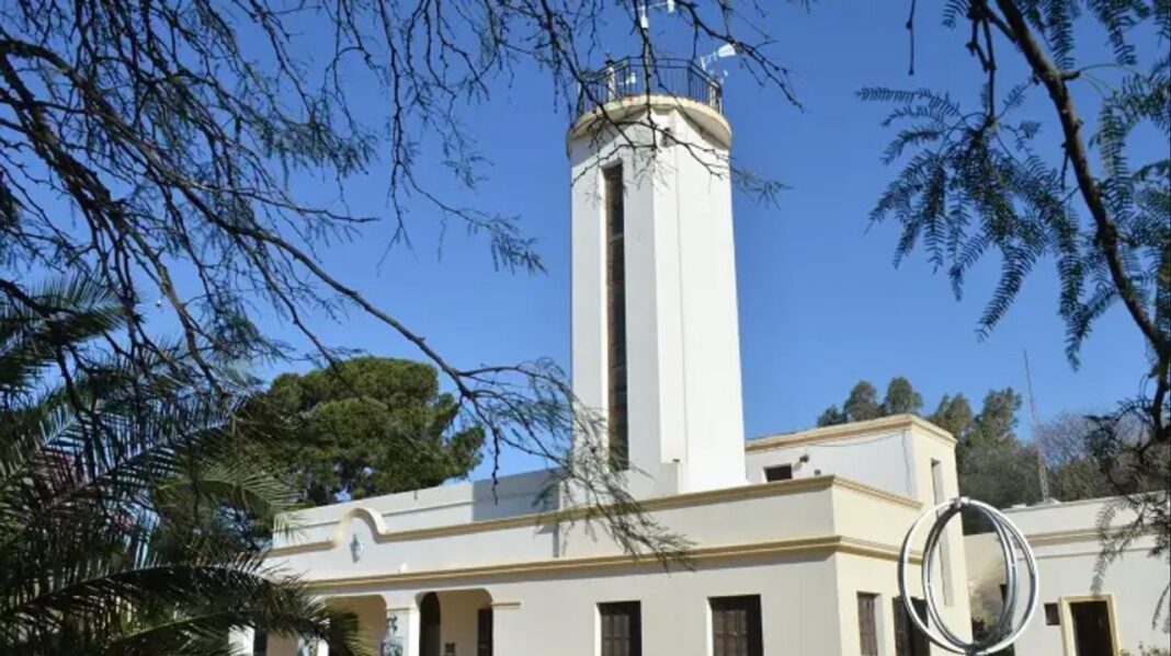 Personas con paraguas frente al Museo Meteorológico Nacional en Córdoba