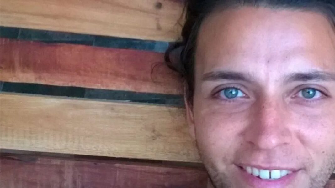 Concentración de personas frente a Tribunales II en Córdoba durante una vigilia por justicia.