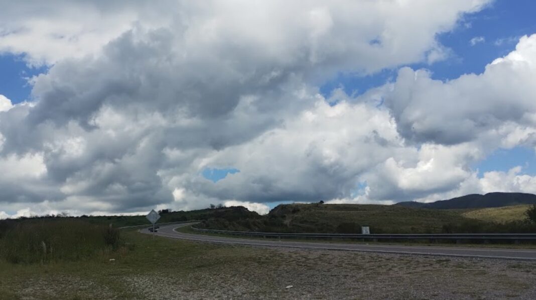 Mapa del pronóstico del tiempo mostrando la provincia de Córdoba bajo alerta naranja por tormentas.