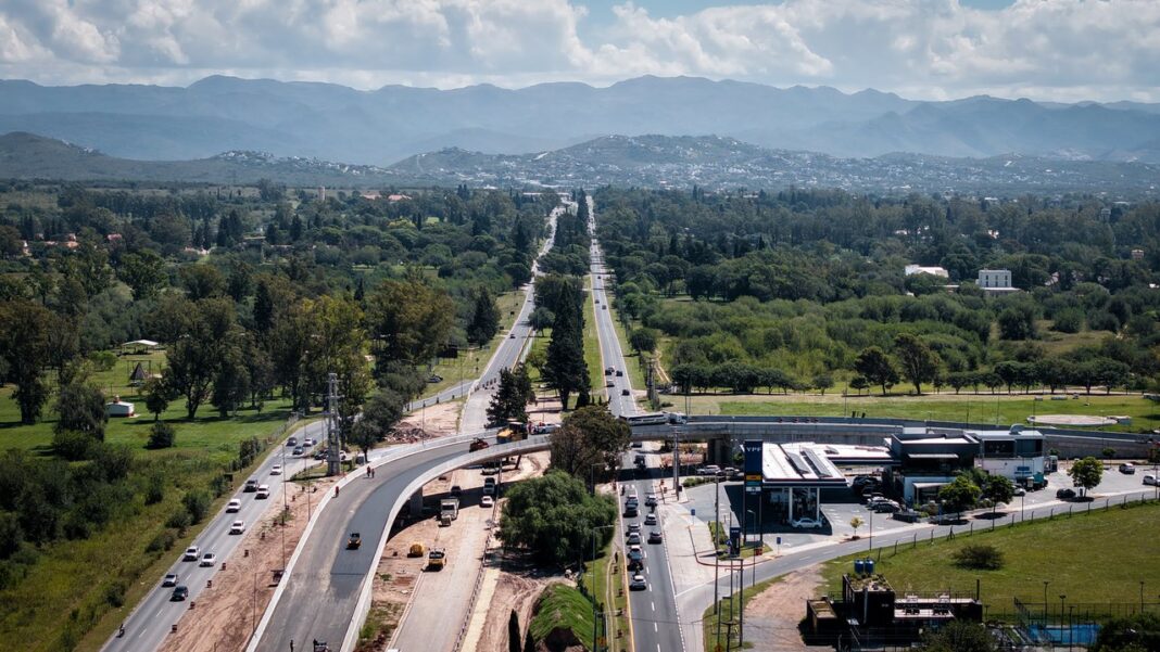 Vista aérea de las obras viales en Valle Escondido y avenida Padre Luchesse en Córdoba