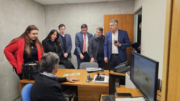 Legisladores de Córdoba presentan documentación judicial en tribunales
