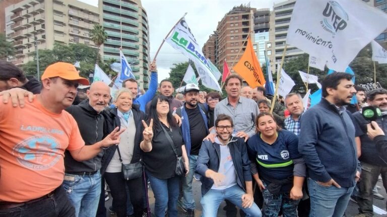 Manifestantes con carteles en el centro de Córdoba durante una marcha sindical