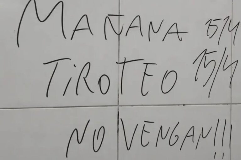Autoridades de seguridad y educación analizan protocolos en una escuela de Córdoba.