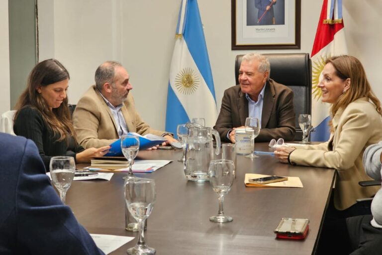 Vista de un establecimiento alimenticio industrial en Córdoba con señalética de registro sanitario