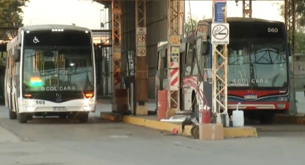 Colectivo urbano circulando por una calle de la ciudad de Córdoba