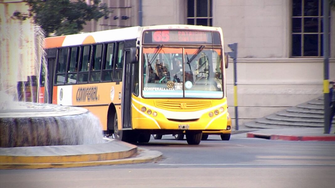 Colectivo de la empresa Coniferal circulando por calles de la ciudad de Córdoba