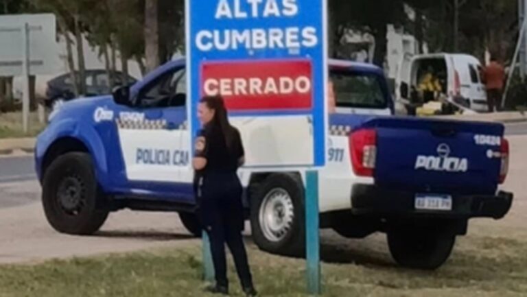 Trabajos de evaluación y reparación en el Camino de las Altas Cumbres, Córdoba, tras detectarse un hundimiento.
