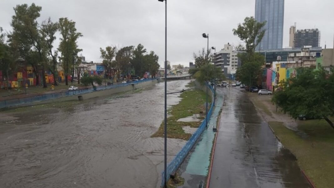 Vista aérea de la Costanera de Córdoba con sectores anegados tras las lluvias