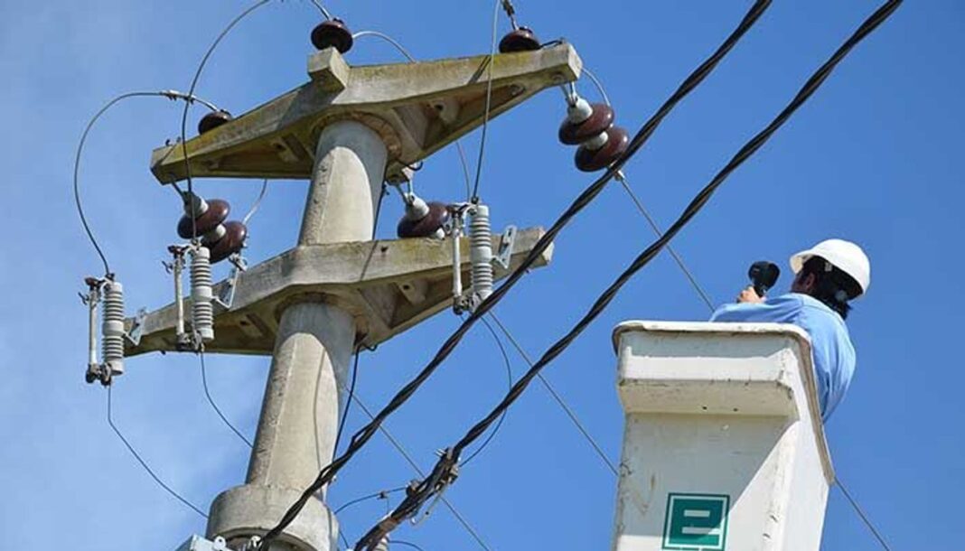 Técnicos de EPEC realizando trabajos de mantenimiento en la red eléctrica en la ciudad de Córdoba.