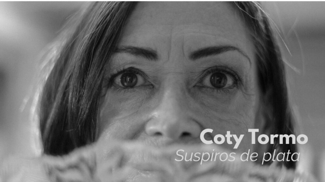 Coty Tormo, cantante cordobesa, presenta su EP Suspiros de Plata