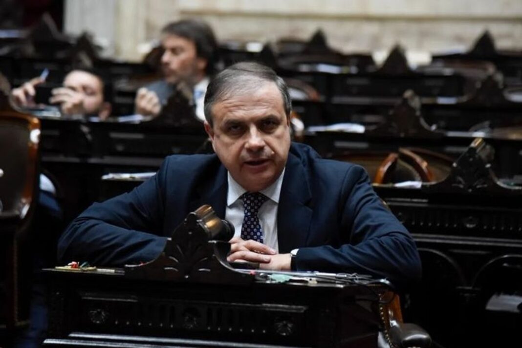 Gráfico representativo de un crédito hipotecario y un edificio gubernamental.