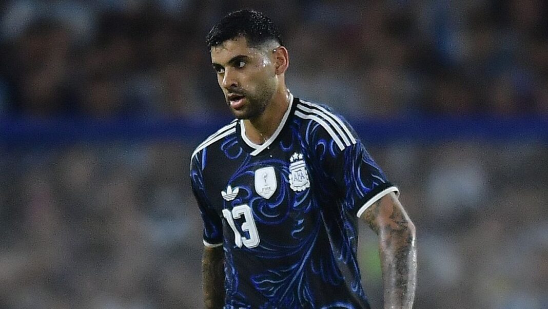 Cristian Romero, defensor de la Selección Argentina, en un partido de fútbol.