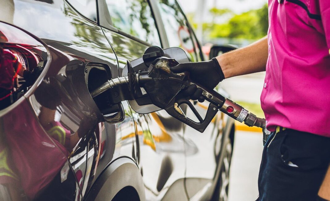 Estación de servicio YPF en Córdoba con cartel de precios de combustible