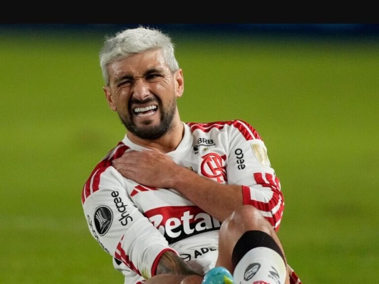 Giorgian De Arrascaeta lesionado en el campo de juego durante el partido entre Estudiantes y Flamengo