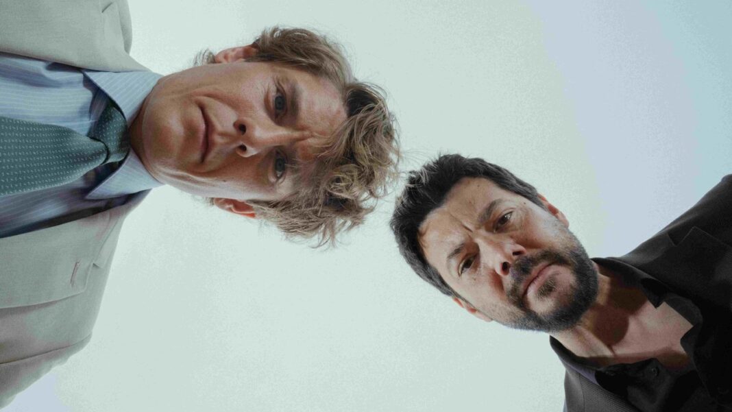 Álvaro Morte y Patrick Criado en el set de rodaje de la serie Nueve reinas de Netflix