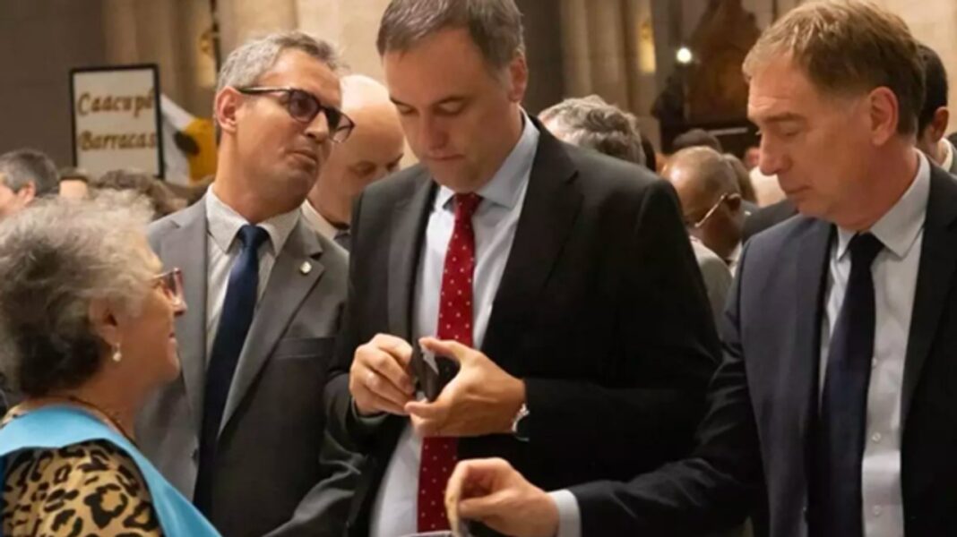 Ilustración de una balanza de la justicia y documentos legales, representando la causa judicial.