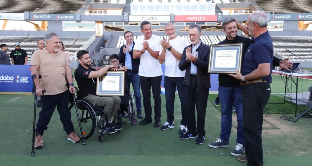 Entrega de bicicletas adaptadas en el campo de juego del Estadio Kempes, con niños y autoridades presentes