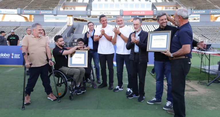 Entrega de bicicletas adaptadas en el campo de juego del Estadio Kempes, con niños y autoridades presentes