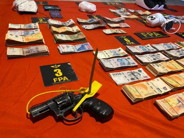 Efectivos policiales durante el operativo antinarcóticos en Río Cuarto, Córdoba
