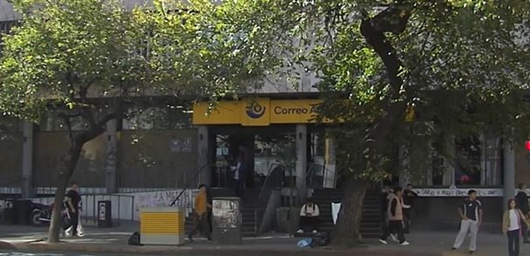 Trabajadores del Correo Argentino en Córdoba tras recibir telegramas de despido
