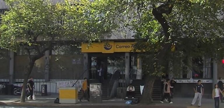 Trabajadores del Correo Argentino en Córdoba tras recibir telegramas de despido
