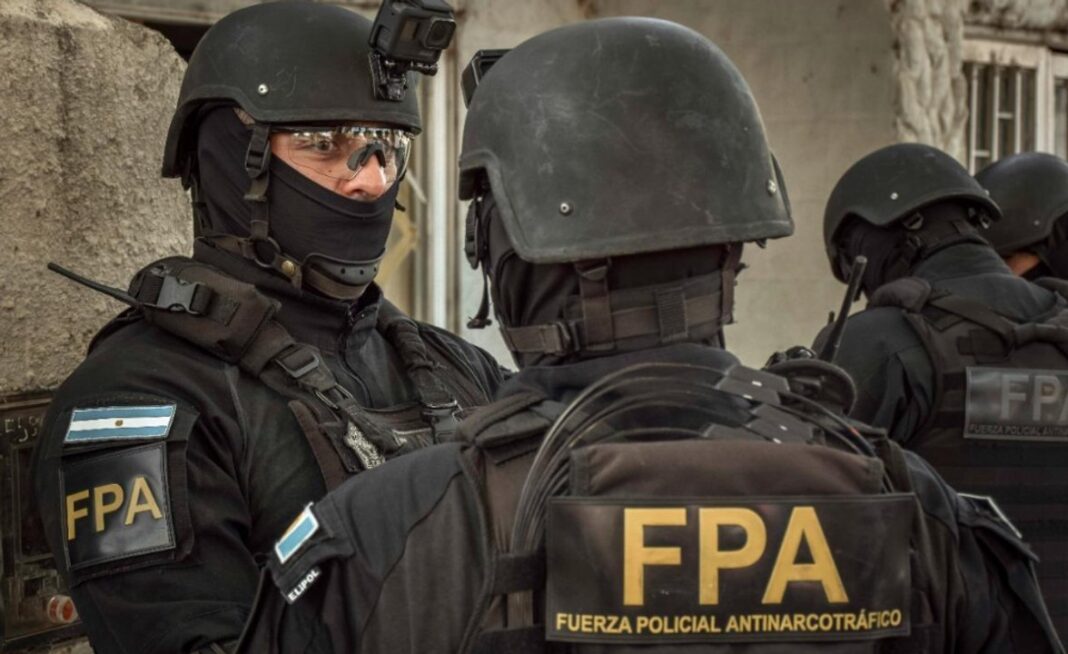 Efectivos policiales en procedimiento en barrio San Martín, Córdoba