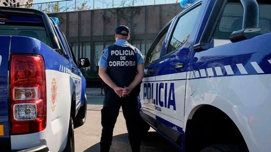 Patrullero policial con daños en la zona de Nicolás Avellaneda y 9 de Julio, Córdoba