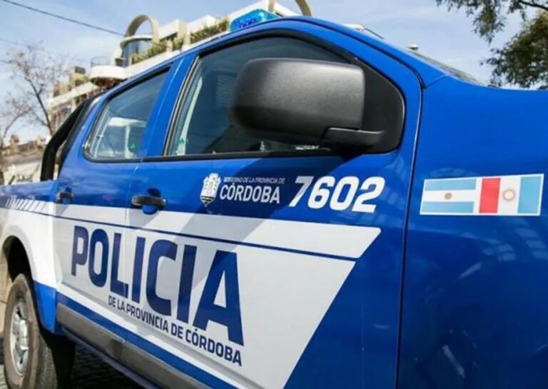 Policía detiene a hombre escondido en asador de comercio en Córdoba