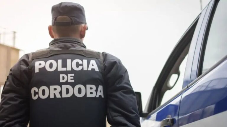 Ilustración de una calle con marcas de neumáticos y conos de tránsito, representando un accidente vial.