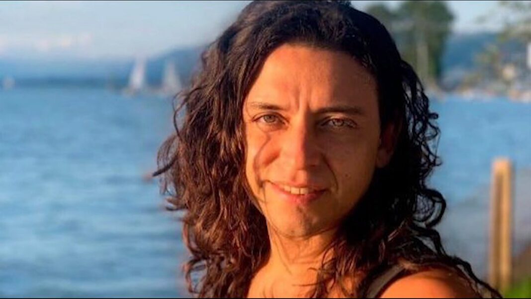 Ilustración genérica de una escena de investigación policial en un barrio residencial.