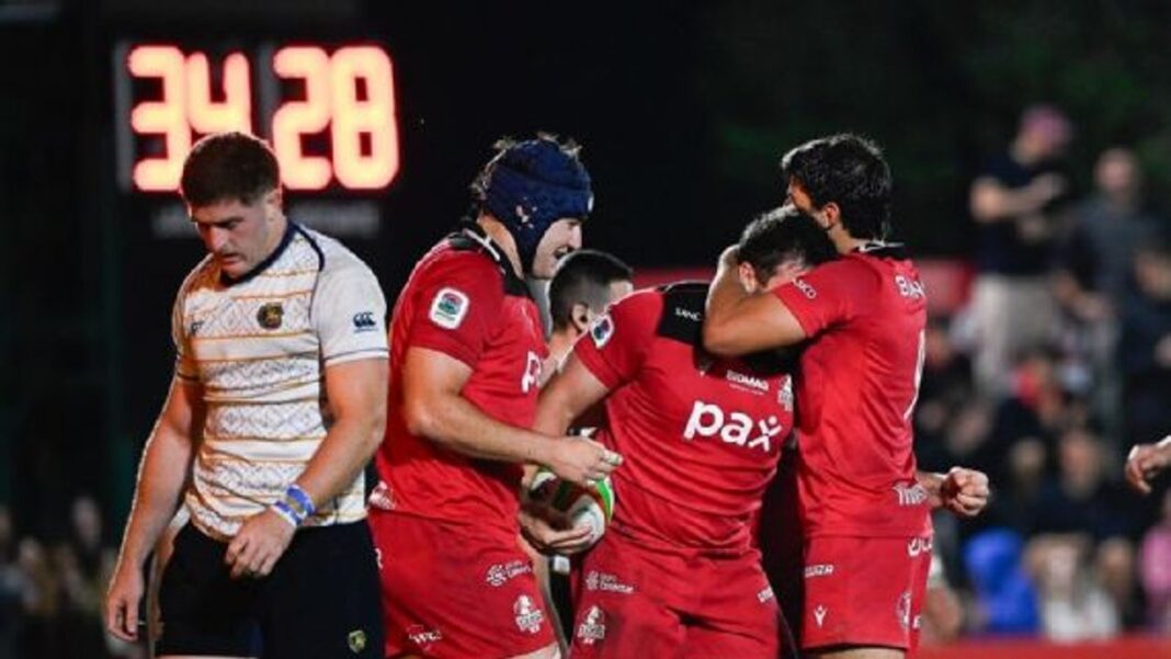 Jugadores de Dogos XV celebrando un try en el estadio ante Pampas