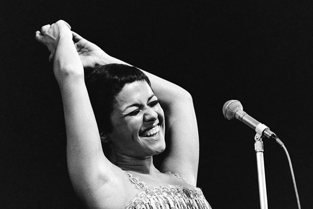 Fotografía de Elis Regina en el especial de TV Bandeirantes de 1976, utilizado para el disco póstumo
