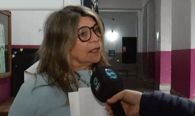 Directora de escuela en Córdoba conversando en el patio del establecimiento educativo.