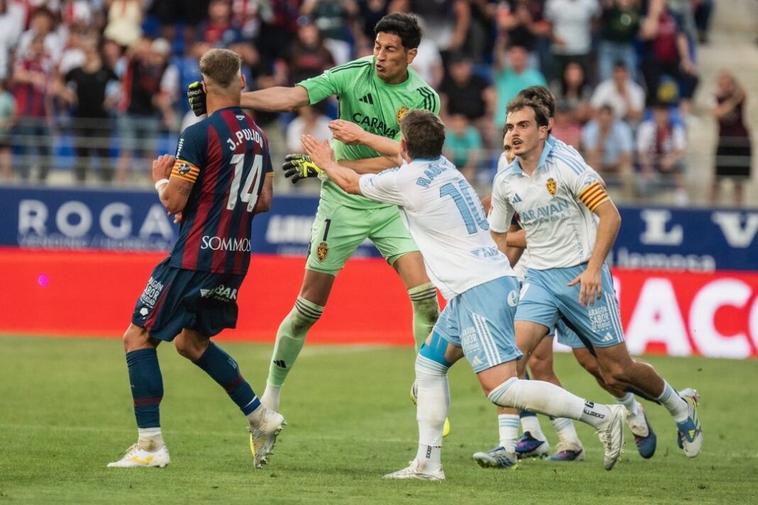 Esteban Andrada es expulsado tras agredir a Jorge Pulido en el partido Zaragoza vs Huesca