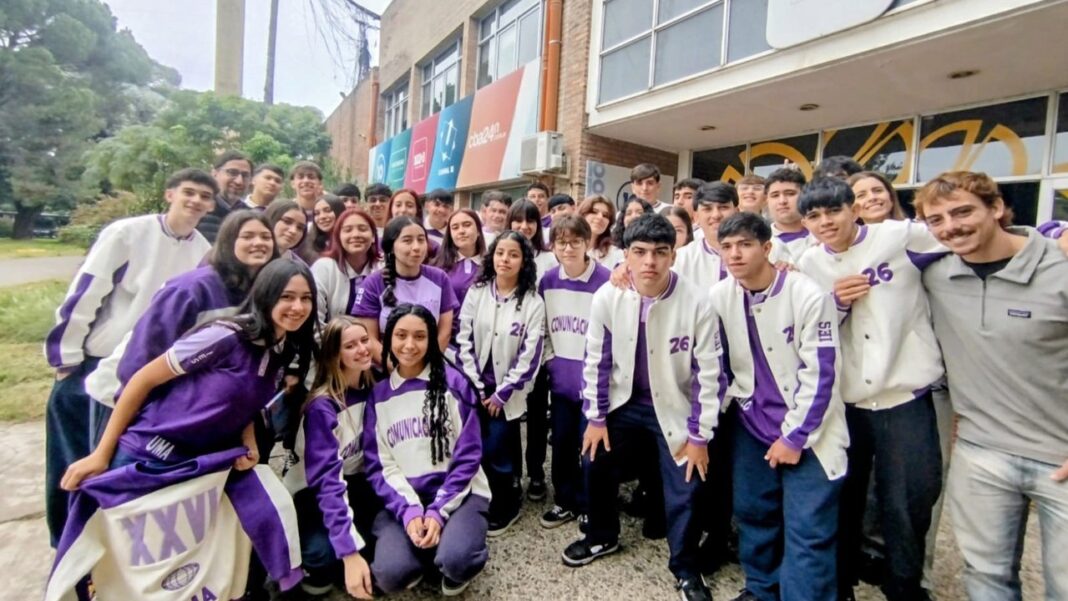 Estudiantes del Instituto Espíritu Santo recorriendo los estudios del Multimedio SRT de la UNC