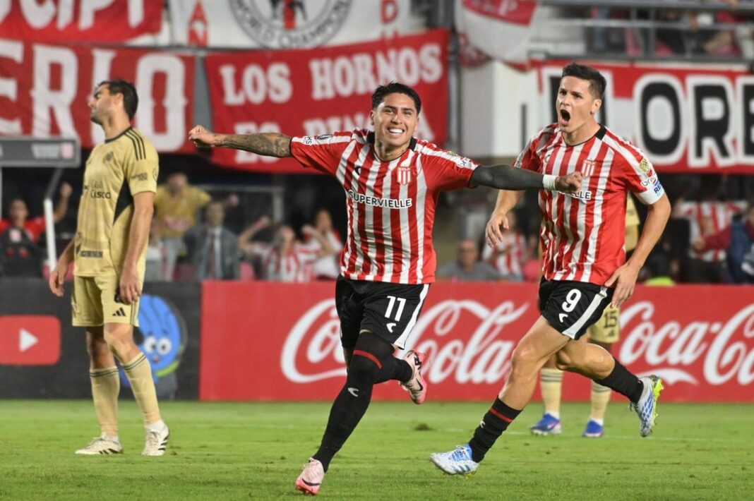 Jugadores de Estudiantes de La Plata celebran un gol durante el partido contra Cusco FC en la Copa Libertadores.