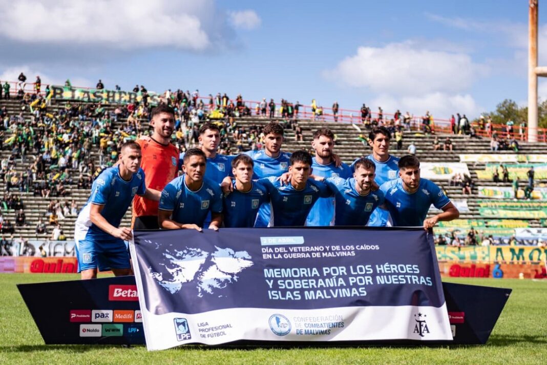 Jugadores de Estudiantes de Río Cuarto y Aldosivi durante el partido en el Estadio Minella de Mar del Plata.