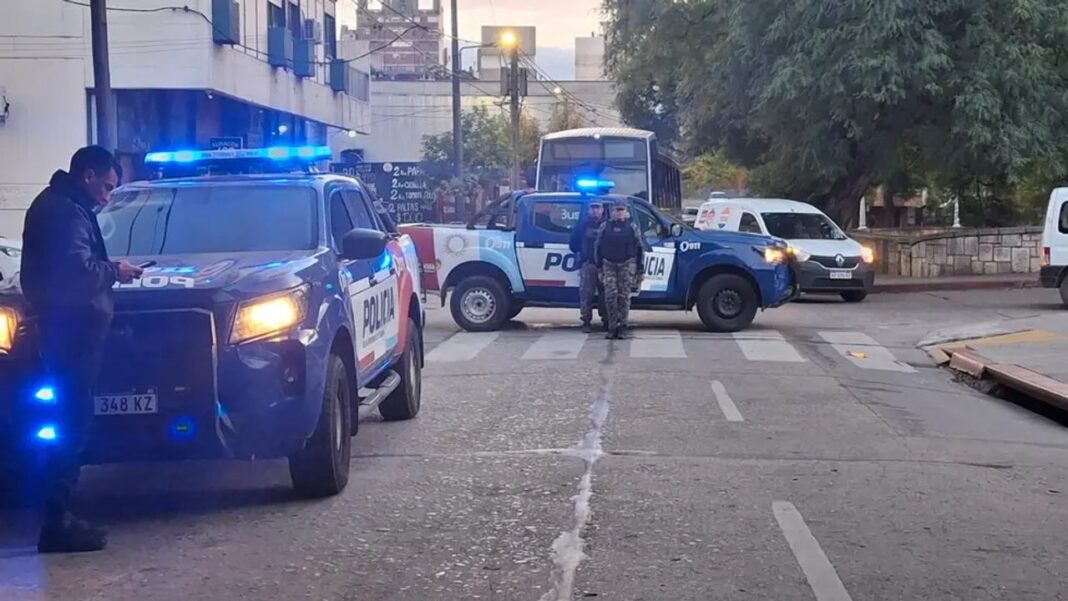 Edificio en La Cañada, Córdoba, durante operativo de bomberos por principio de incendio