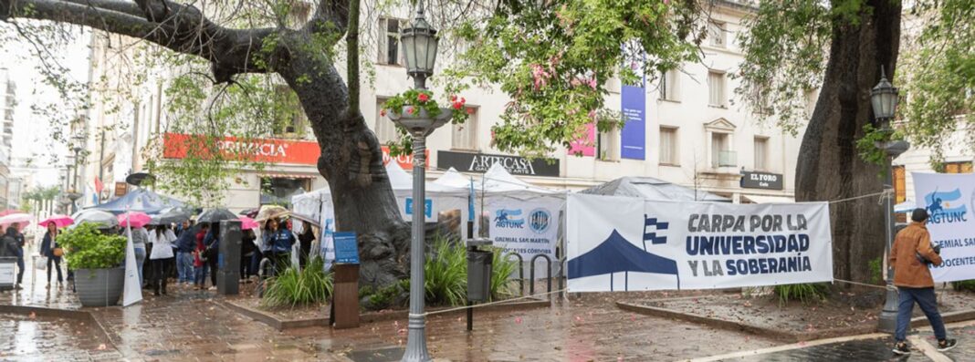 Carpa por la Universidad y la Soberanía instalada en la esquina de Obispo Trejo y Caseros, ciudad de Córdoba.