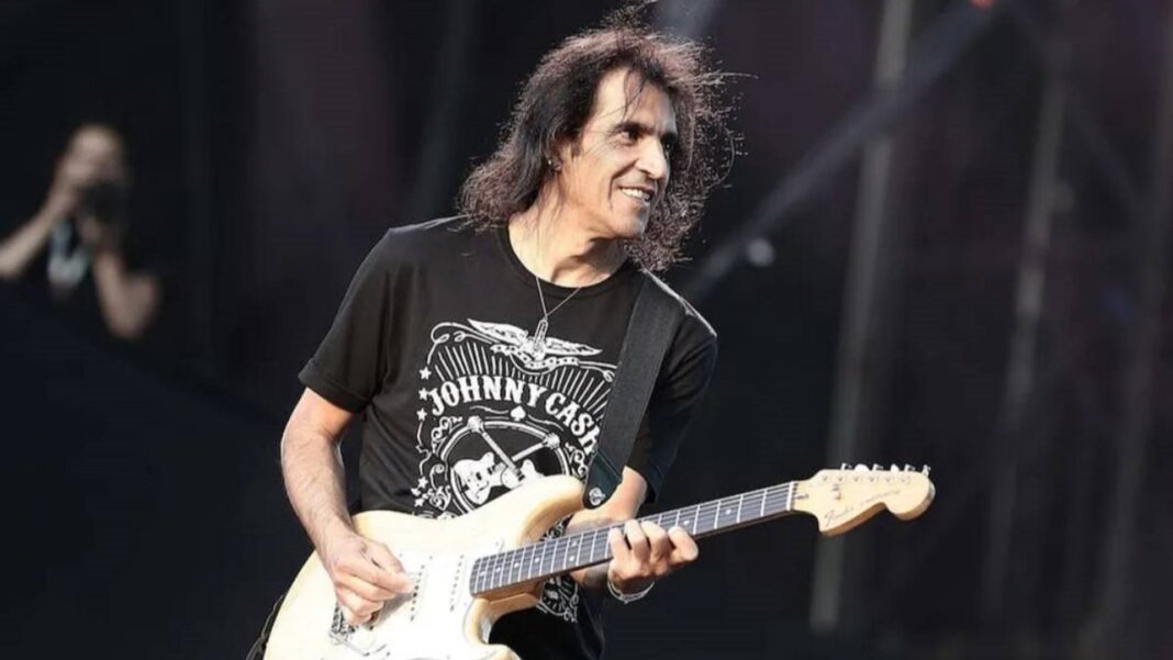 Felipe Staiti, guitarrista de Los Enanitos Verdes, tocando en un escenario.