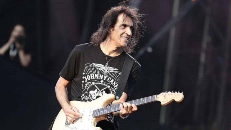Felipe Staiti, guitarrista de Los Enanitos Verdes, tocando en un escenario.
