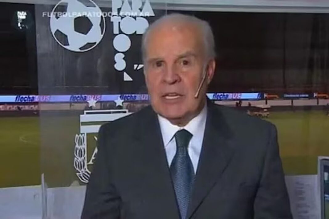 Julio Ricardo, comentarista deportivo, en un estudio de televisión.