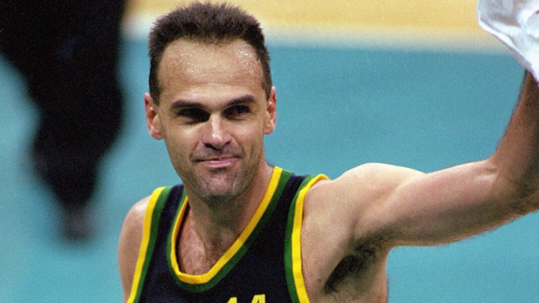 Oscar Schmidt, exjugador de básquet brasileño, en acción con la camiseta de la selección.