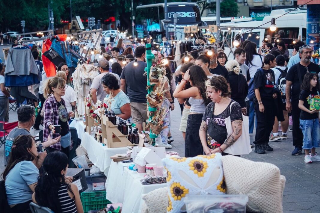 Feria de Economía Circular en la plaza Vélez Sarsfield de Córdoba, con stands de emprendedores y público participando.