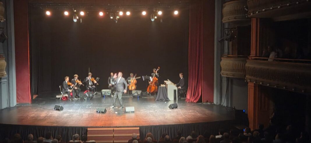 El Flaco Pailos en el escenario del Teatro Real de Córdoba acompañado por la Camerata Córdoba durante su espectáculo sinfónico.