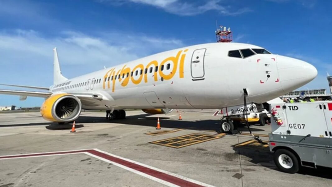 Avión de la aerolínea Flybondi en el Aeropuerto Internacional de Córdoba