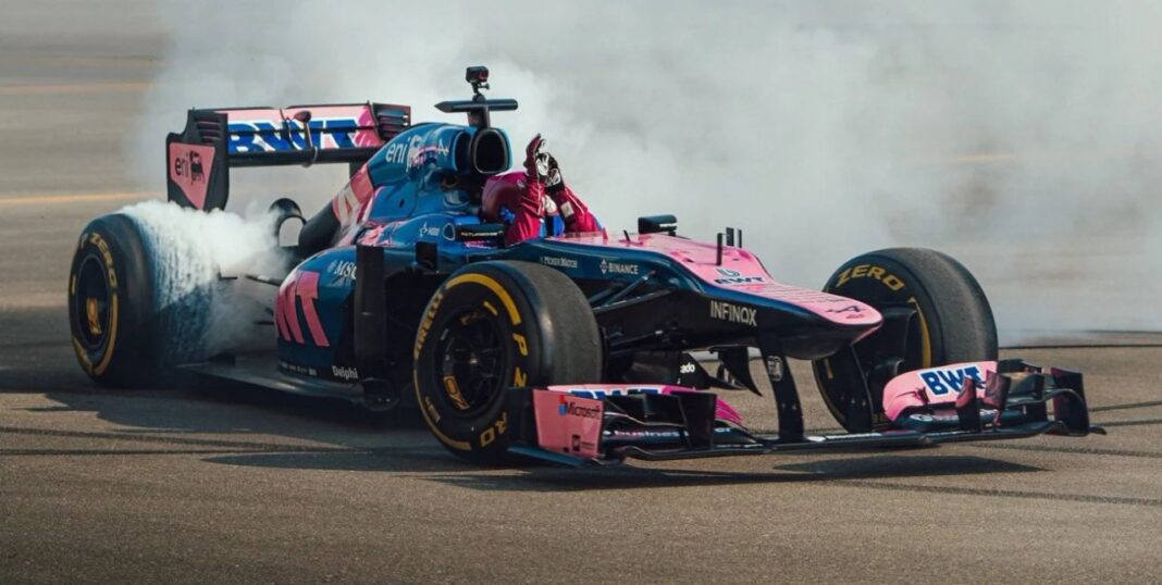 Franco Colapinto conduciendo un auto de Fórmula 1 en las calles de Palermo, Buenos Aires