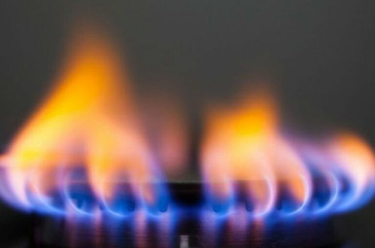 Persona revisando una estufa a gas en un hogar de Córdoba durante el invierno