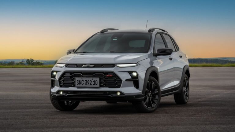 Vista frontal del nuevo Chevrolet Sonic, mostrando su diseño moderno con parrilla dividida y luces LED diurnas.